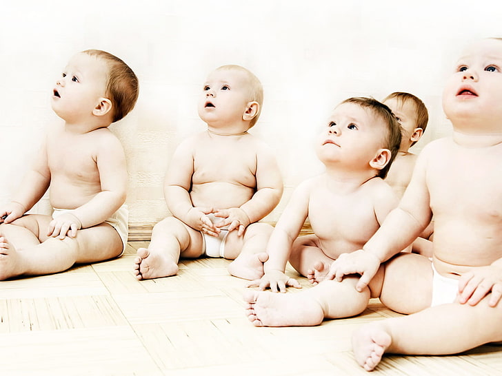 座っているかわいい赤ちゃん、3人の赤ちゃんの白い使い捨ておむつ、赤ちゃん、、かわいい、 HDデスクトップの壁紙