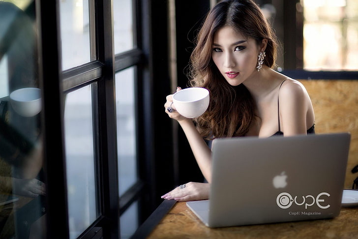 Ohly, Atita Wittayakajohndet, Asian, model, Thailand, women, brunette, laptop, looking at viewer, cup, HD wallpaper