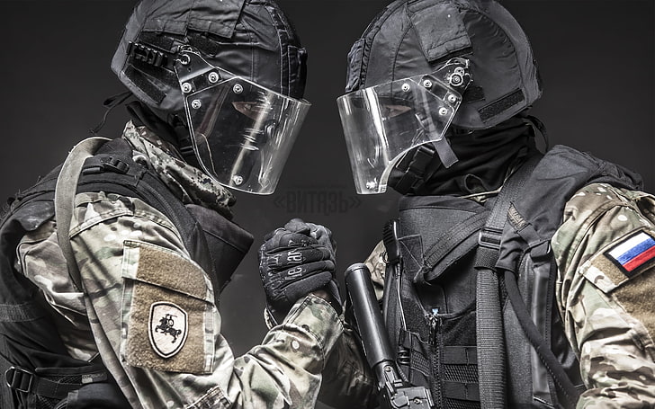 uniforme de soldado marrón y negro, armas, fuerzas especiales, airsoft, equipo de stritbola, caballero, Fondo de pantalla HD