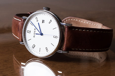 ساعة أنالوج دائرية فضية اللون بسوار بني ، رايدر ، ساعة يد ، حزام ، انعكاس، خلفية HD HD wallpaper