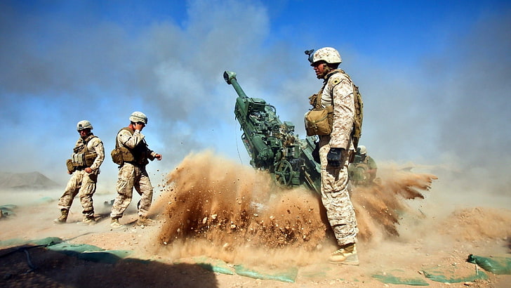 Drei braune Kampfanzüge für Männer, Armee, Artillerie, Soldat, Militär, HD-Hintergrundbild
