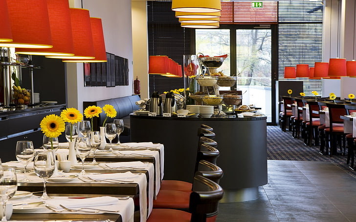 schwarz-braunes Stuhllos, Tische, Café, Stühle, Blumen, Dekoration, Stil, HD-Hintergrundbild