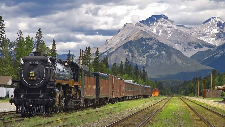 кафяв и черен влак, Национален парк Алберта, парен локомотив, железопътен транспорт, влак, планини, Канада, HD тапет