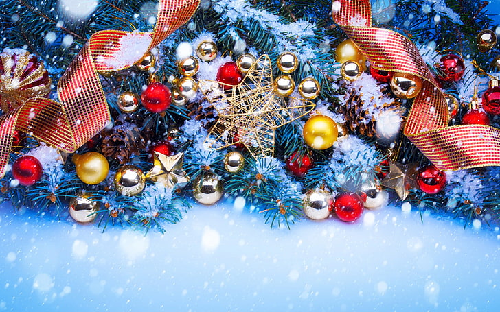 palline di Natale in colori assortiti, neve, ornamenti natalizi, nastro, alberi di pino, Sfondo HD