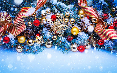 adornos navideños de varios colores, nieve, adornos navideños, cintas, pinos, Fondo de pantalla HD HD wallpaper