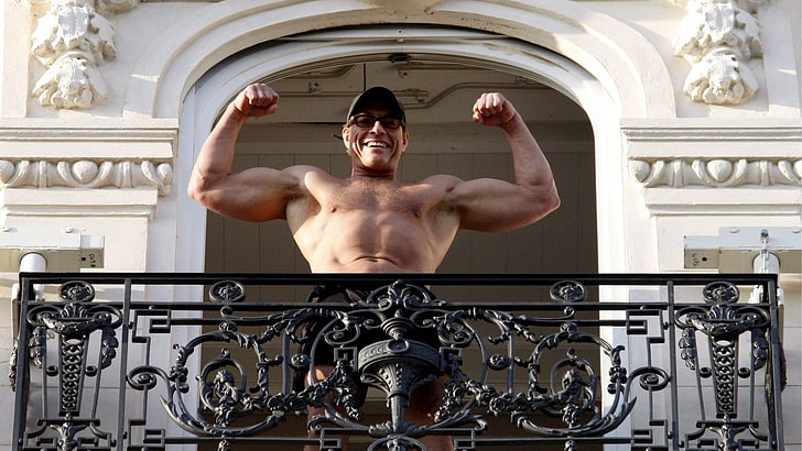 mężczyźni, aktor, sława, Jean-Claude Van Damme, bez koszuli, mięśnie, uśmiechnięty, patrząc na widza, okulary, kapelusz, architektura, balkon, brzuch, spodenki, Tapety HD
