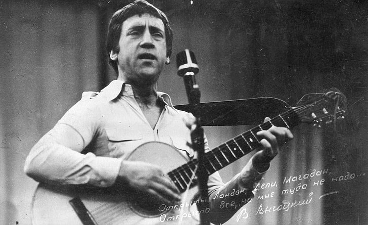 grayscale photo of man carrying guitar in front of microphone, photo, concert, the poet, Vladimir Vysotsky, HD wallpaper