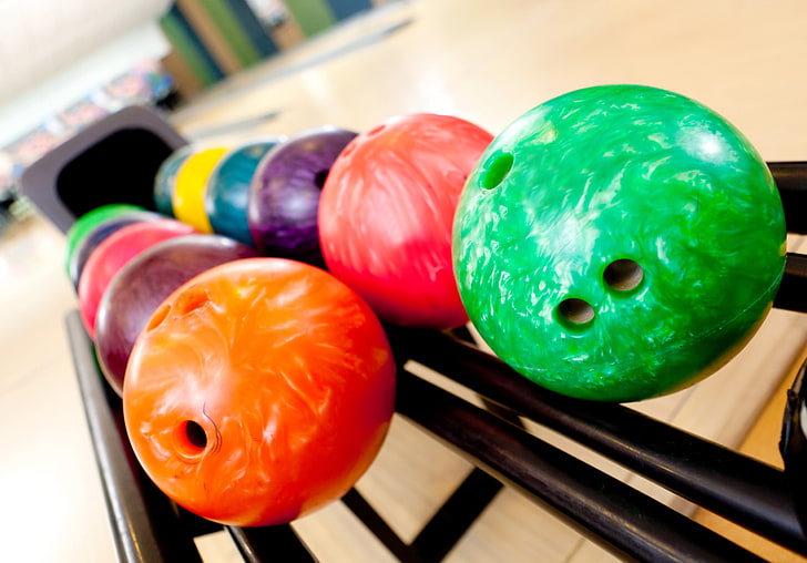 bolas de boliche de colores variados, bolos, bolas, estante, Fondo de pantalla HD