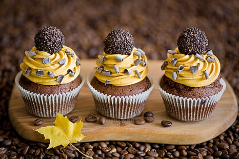 tre cupcakes al cioccolato, cupcakes, panna, cioccolato, caramelle, caffè, mais, dessert, dolci, pasticceria, foglia, giallo, autunno, Sfondo HD HD wallpaper