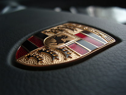 Porsche емблема макро фотография, Porsche, емблема, макро фотография, лого, кола, волан, макро, в близък план, HD тапет HD wallpaper