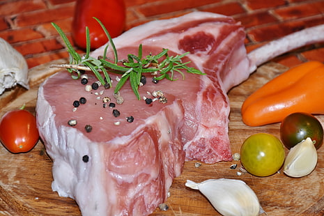 сырое мясо с приправами, мясо, овощи, розмарин, перец, HD обои HD wallpaper
