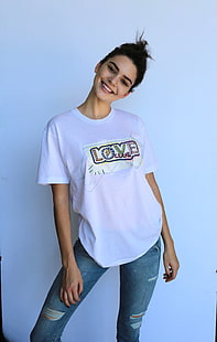 Кендъл Дженър, жени, модел, брюнетка, усмихнати, скъсани дънки, дънки, тениска, HD тапет HD wallpaper