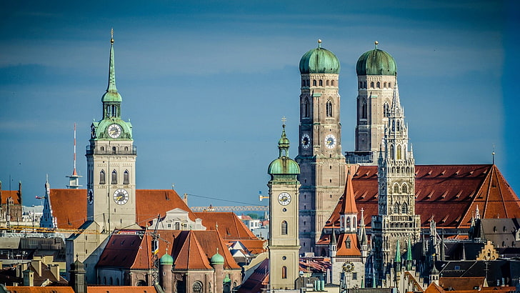 biało-brązowy betonowy budynek, pejzaż miejski, architektura, wieża, stary budynek, Niemcy, Monachium, kościół, dachy, wieża zegarowa, chmury, katedra, Tapety HD