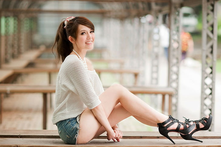 mulheres modelo asian brunette cabelo longo sorrir camisola brim shorts shorts mulheres altas outdoors, HD papel de parede