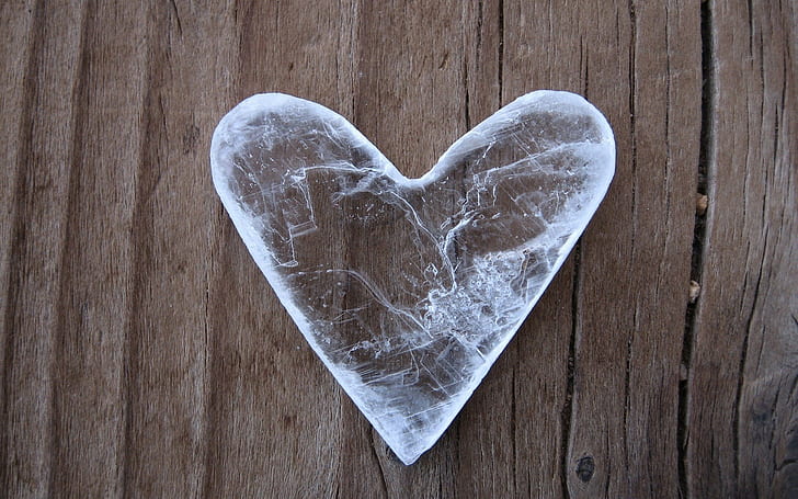 Heart Ice Wood HD, decorazioni in vetro a forma di cuore, ghiaccio, cuore, amore / odio, legno, Sfondo HD