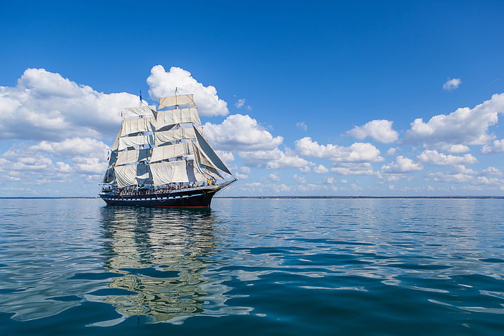 weißes und braunes Segelschiff, Meer, Segel, Schiff, Wolken, HD-Hintergrundbild
