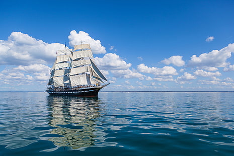 velero blanco y marrón, mar, vela, barco, nubes, Fondo de pantalla HD HD wallpaper