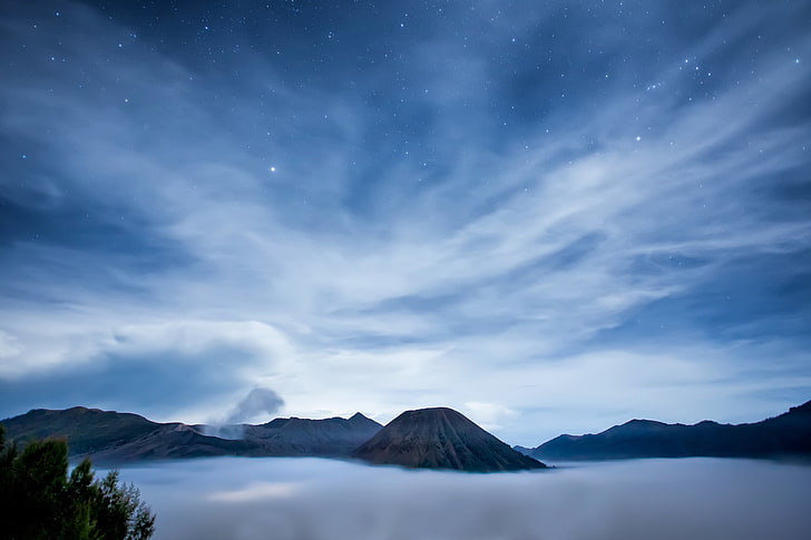 gunung coklat dan kabut putih, indonesia, pulau, laut, gunung berapi, langit malam, awan, bintang, Wallpaper HD