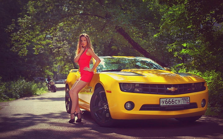 желтый Chevrolet Camaro, женщины, модель, красное платье, Chevrolet Camaro Шмель, высокие каблуки, женщины с автомобилями, HD обои