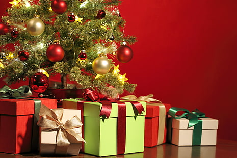 여러 색상 선물 상자, 장식, 빨강, 공, 나무, 테이프, 선물, 새해, 금, 메리 크리스마스, 크리스마스 트리, 리본, 장식품, HD 배경 화면 HD wallpaper