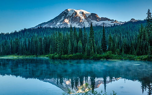 水域、自然、風景、湖、森、雪のピーク、朝、日光、山、水、反射、松の木、青、空、ワシントン州、霧の近くの木に囲まれた雪を頂いた山、 HDデスクトップの壁紙 HD wallpaper