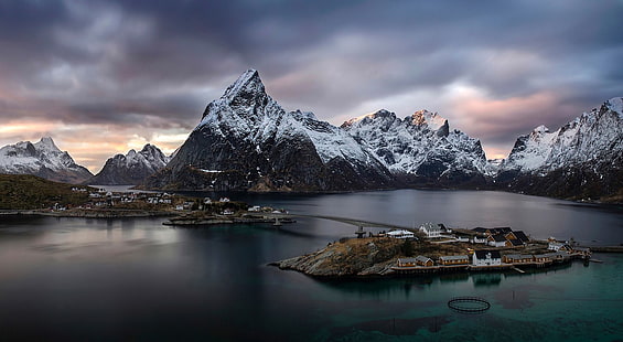 snöiga berg, berg, stad, ö, Norge, Lofoten, bro, hav, snöig topp, vatten, moln, natur, landskap, HD tapet HD wallpaper