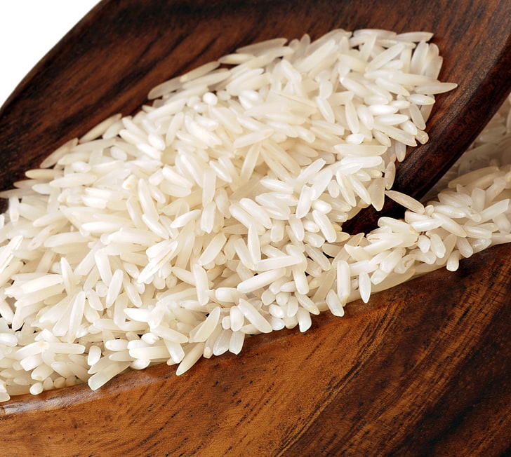 ris på brun yta, ris, tallrik, trä, vit bakgrund, HD tapet