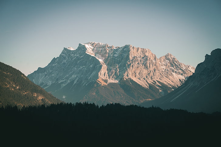 灰色の山、山、風景、自然、雪、森、 HDデスクトップの壁紙
