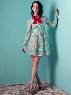 Аня Тейлър-Джой, жени, актриса, брюнетка, тъмна коса, изправена, син фон, синя рокля, HD тапет HD wallpaper