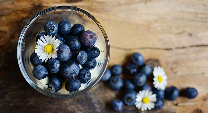 berries, blue, blueberries, blur, bowl, close up, daisy, delicious, flora, flowers, fruits, wood, HD wallpaper