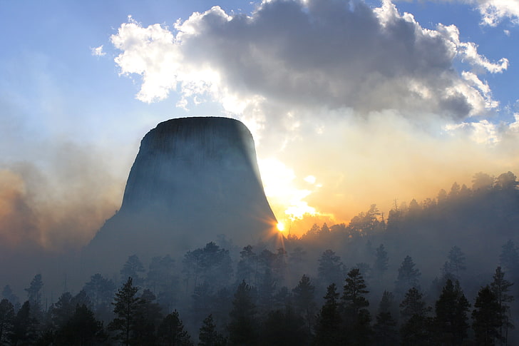 formacja skalna pod tapetą z białej chmury, krajobraz, mgła, natura, drzewa, światło słoneczne, chmury, Tapety HD