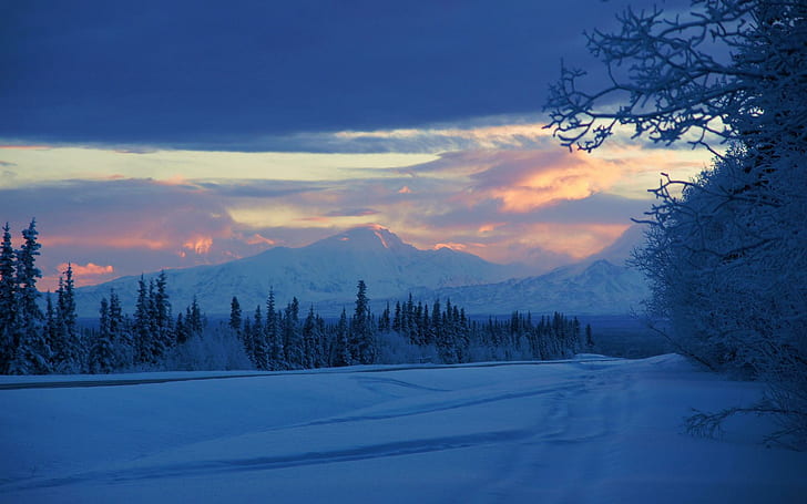 Magnifique paysage d'hiver au coucher du soleil, montagnes, nuages, coucher de soleil, forêt, hiver, autoroute, nature et paysages, Fond d'écran HD