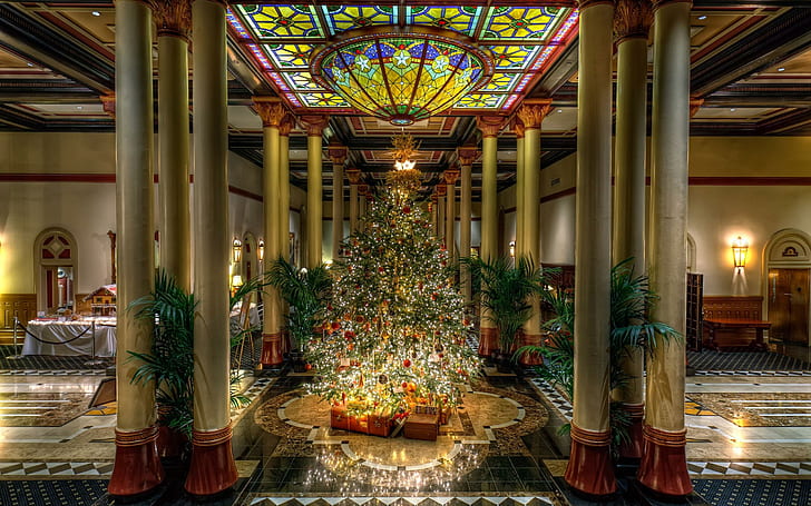 Árbol de navidad en el lobby, árbol de navidad, días festivos, 2560x1600, navidad, feliz navidad, regalo, columna, lobby, Fondo de pantalla HD
