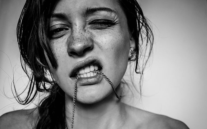 женщина кусает серебряное ожерелье, брюнетка, цепочка, глаза, эмоции, черно белые, HD обои