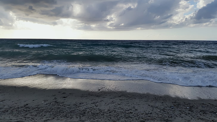 bord de mer sous un ciel nuageux, plage, Fond d'écran HD