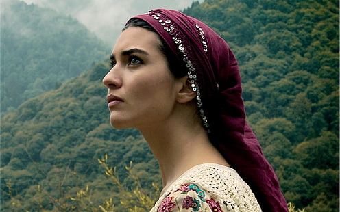 женщины, Tuba Büyüküstün, брюнетка, женщины на улице, актриса, шарф, глядя в сторону, HD обои HD wallpaper