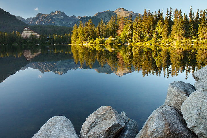 See umgeben mit Kiefern unter blauem Himmel, Natur, Landschaft, Bäume, Wald, Slowakei, Tatra, Steine, See, Hotel, Felsen, Reflexion, HD-Hintergrundbild