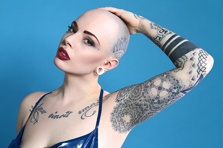 vestido azul feminino, mulheres, axilas, mãos na cabeça, tatuagem, fundo azul, cabeça careca, Hélène Atsüko, modelo, HD papel de parede