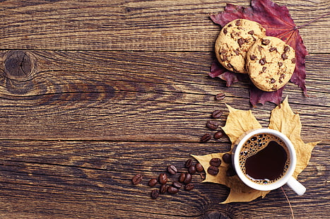taza de cerámica blanca y galletas con chocolate, otoño, hojas, café, galletas, taza, madera, libro, otoño, taza de café, Fondo de pantalla HD HD wallpaper