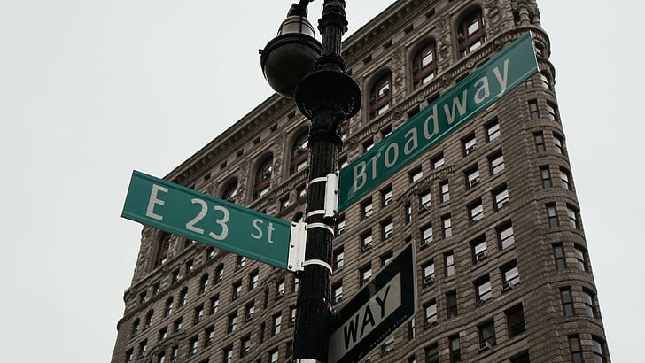 дорожный знак, архитектура, город, городской, стена, столб, лампа, уличный свет, небо, Бродвей, здание утюга, знак, дорожный знак, фасад, здание, Манхэттен, США, Америка, США, Нью-Йорк, HD обои