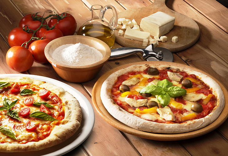 pizza dengan jamur dan tomat, meja, minyak, makanan, ayam, keju, papan, lada, pizza, tomat, zaitun, tepung, Wallpaper HD