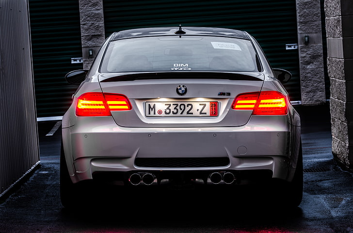 voiture BMW argentée, blanche, lumière, rue, BMW, asphalte humide, arrière, e92, feux arrière, Fond d'écran HD