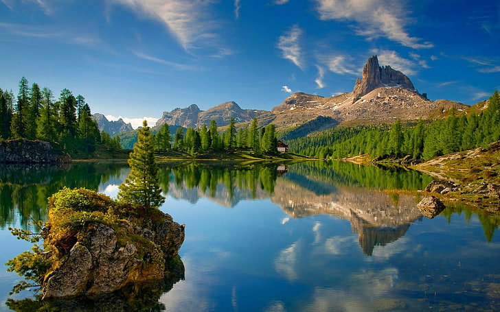 lac entouré de pins, lac, Dolomites (montagnes), forêt, montagnes, reflet, Alpes, été, arbres, cabine, nature, paysage, ciel, Fond d'écran HD