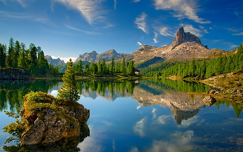 езеро, заобиколено от борови дървета, езеро, Доломити (планини), гора, планини, отражение, Алпи, лято, дървета, кабина, природа, пейзаж, небе, HD тапет HD wallpaper
