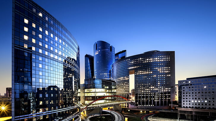 อาคารเมืองภายใต้ท้องฟ้าสีฟ้า, ฝรั่งเศส, ปารีส, การป้องกัน, เมือง, กลางคืน, พลบค่ำ, อาคาร, ตึกระฟ้า, การท่องเที่ยว, การจอง, วอลล์เปเปอร์ HD