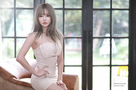 женское белое мини-платье без бретелек bodycon, Han Ga Eun, азиатка, модель, длинные волосы, платье без бретелек, руки на бедрах, облегающая одежда, HD обои HD wallpaper