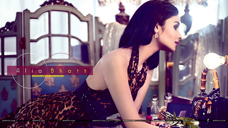 Alia Bhatt At Mirror, female celebrities, alia bhatt, bollywood, actress, HD wallpaper
