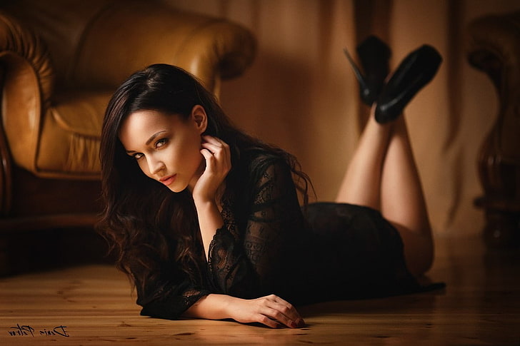 Angelina Petrova, vestido negro, tacones altos, piernas arriba, en el piso, mujeres, Fondo de pantalla HD