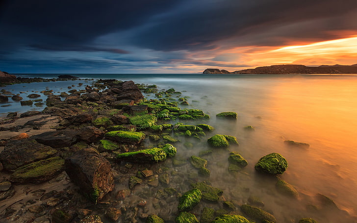 Puesta de sol en España Rocas de la costa con musgo verde Mar Reflexión sobre cielo rojo en el agua Fondos de pantalla HD para teléfonos móviles y computadoras 3840 × 2400, Fondo de pantalla HD