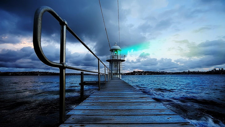 braunes hölzernes Dock und weißer Leuchtturm neben Gewässer bei Sonnenuntergang, Meer, Leuchtturm, Natur, Pier, Wolken, HD-Hintergrundbild
